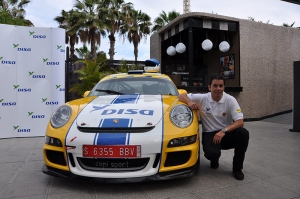 Enrique Cruz junto al Porsche 911 GT3